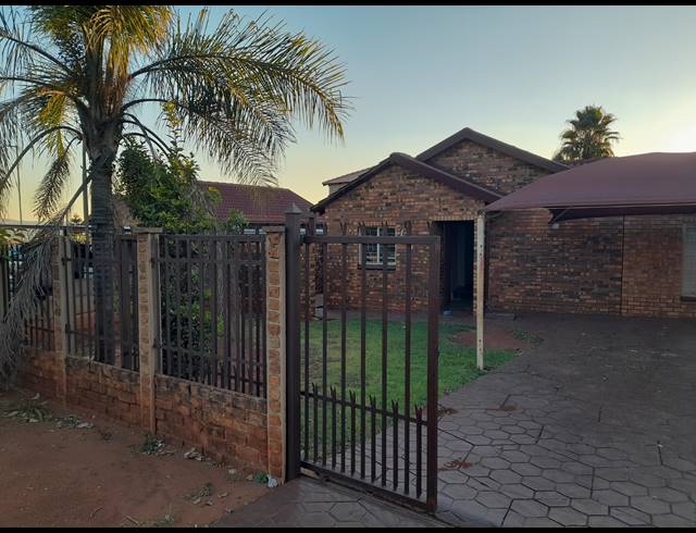 3 BEDROOM HOUSE SOLD IN PHILIP NEL PARK